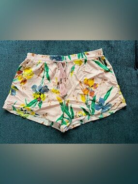 Sadie & Sage | Peach Floral Shorts | Size Large